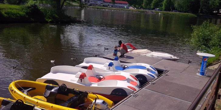 1 nebo 3 hodiny vodní zábavy: Šlapadlo pro 6 vč. občerstvení na palubě