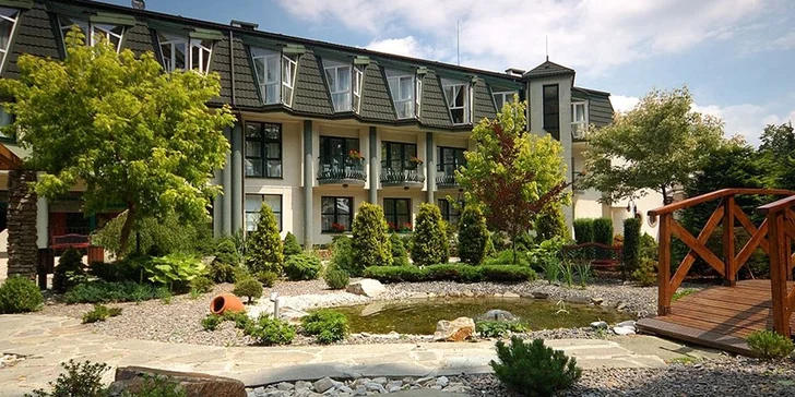 V ceně máte také půjčení kol a holí na nordic walking (podle dostupnosti). Hotel má i velkou zahradu.