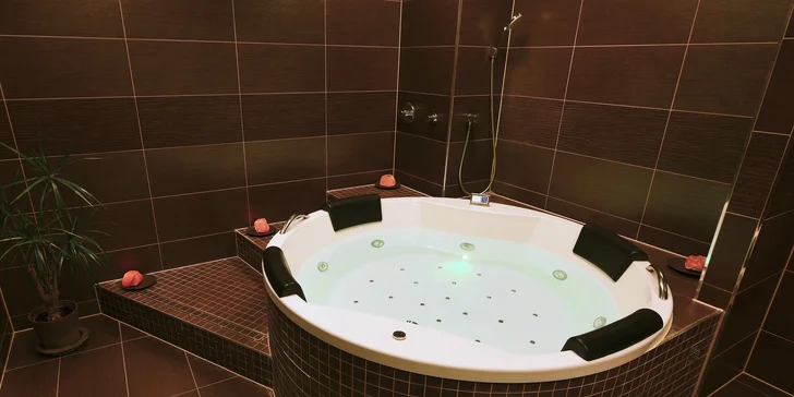 Romantika a příjemný relax pro dva v bublinkách Amorovy vířivky