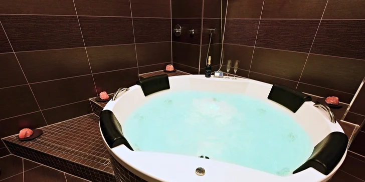 Romantika a příjemný relax pro dva v bublinkách Amorovy vířivky