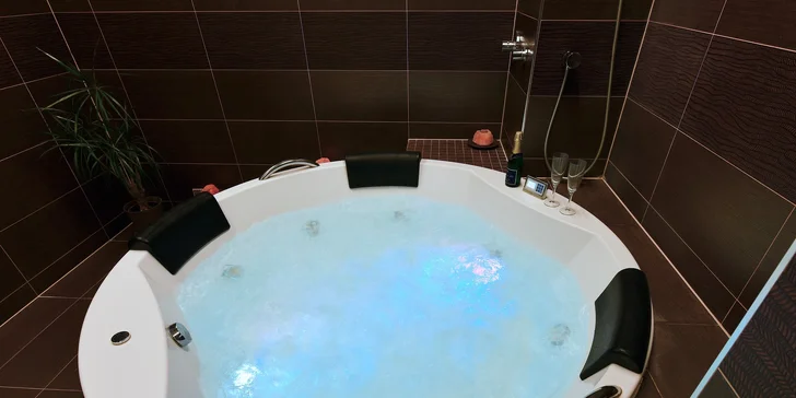 Romantika a příjemný relax pro dva v bublinkách Amorovy vířivky