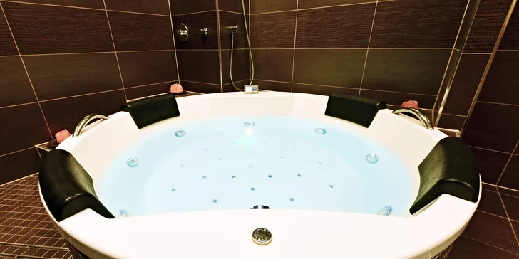 Romantika a příjemný relax pro dva v bublinkách Amorovy vířivky