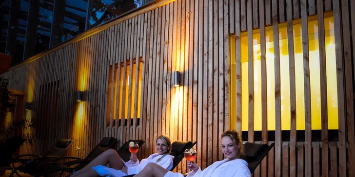 Exkluzivní relax pod rouškou tmy: Noční saunování s ceremoniály a grilováním