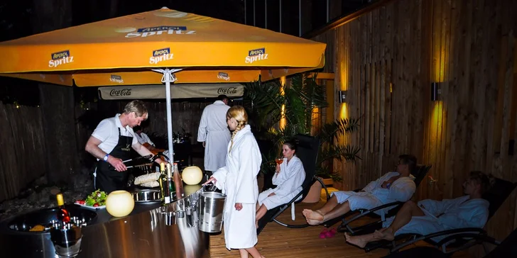 Exkluzivní relax pod rouškou tmy: Noční saunování s ceremoniály a grilováním