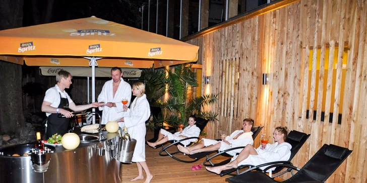 Exkluzivní relax pod rouškou tmy: Noční saunování s ceremoniály a grilováním
