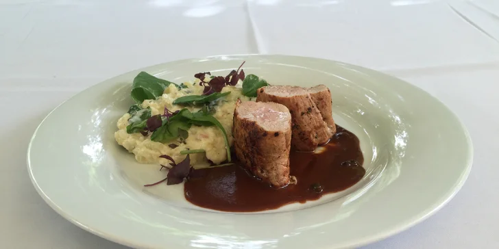 Letní degustační menu pro dva podávané v provensálské restauraci el Cid