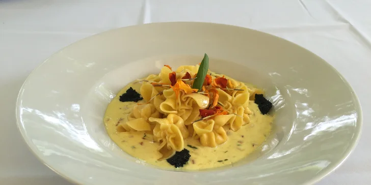 Letní degustační menu pro dva podávané v provensálské restauraci el Cid