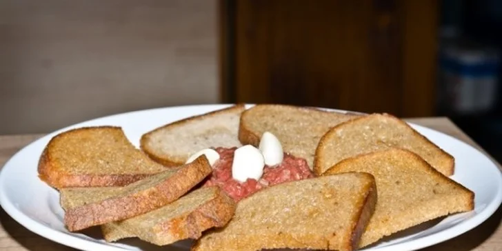 Skvělá pochoutka k pivu: 500 g tataráku z roštěnce a topinek, kolik sníte