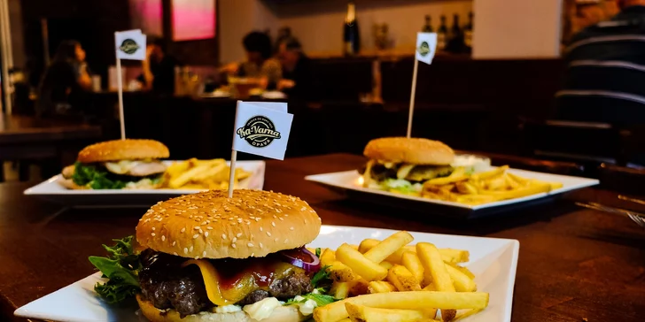 Hovězí nebo kuřecí burger s domácími hranolky a tatarkou v Ka-Varně