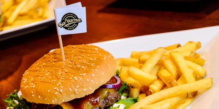 Hovězí nebo kuřecí burger s domácími hranolky a tatarkou v Ka-Varně