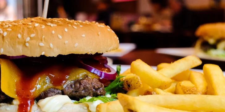 Hovězí nebo kuřecí burger s domácími hranolky a tatarkou v Ka-Varně