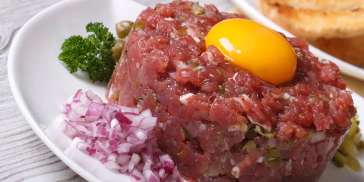 300 g nebo 500 g tataráku z hovězího roštěnce + křupavé topinky