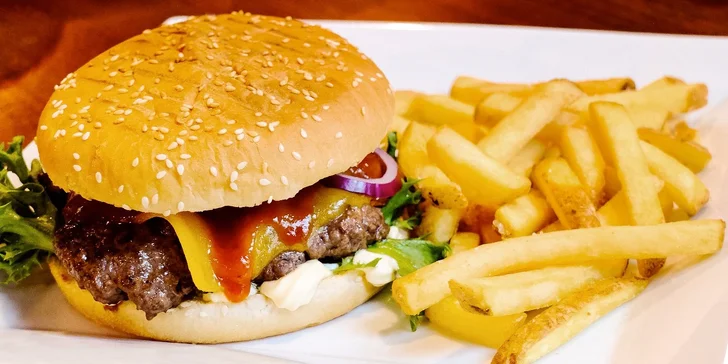 Hovězí nebo kuřecí burger s domácími hranolky a tatarkou v Ka-Varně