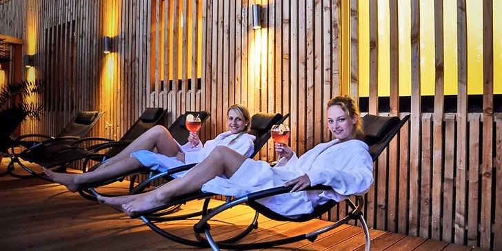 Exkluzivní relax pod rouškou tmy: Noční saunování s ceremoniály a grilováním