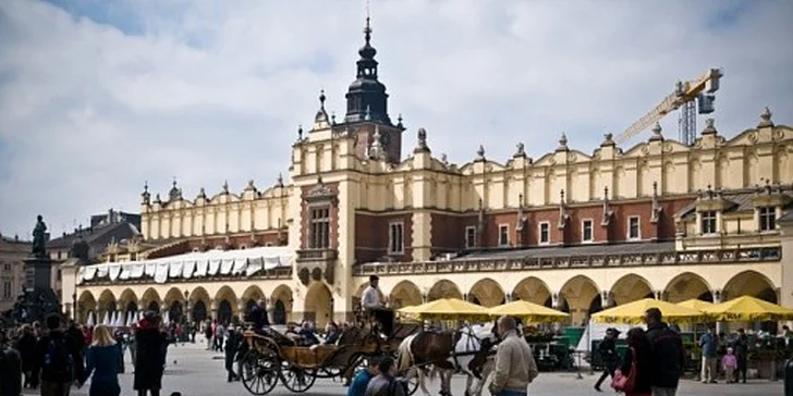 Celodenní poznávací zájezd do Osvětimi. Připomínka zločinů 2. světové války, prohlídka koncentračního tábora i návštěva Krakowa.