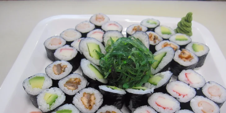 Srolované asijské pochoutky: barevné sushi sety pro gurmány