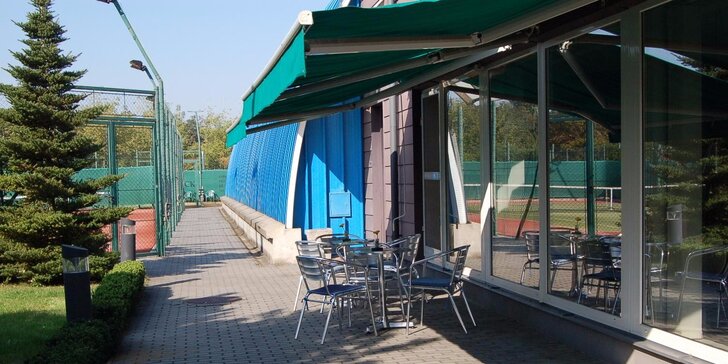 Hodina tenisu na kurtě s umělým povrchem ve Sportovním klubu Troja