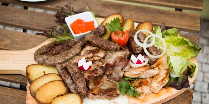 Balkánské menu pro 2: zelenina, pljeskavica, pečeně a jiné dobroty