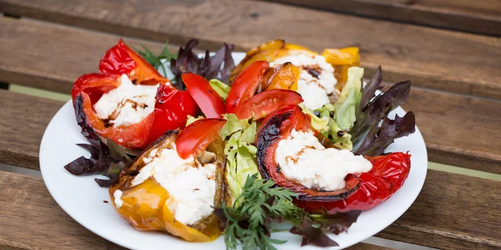 Balkánské menu pro 2: zelenina, pljeskavica, pečeně a jiné dobroty