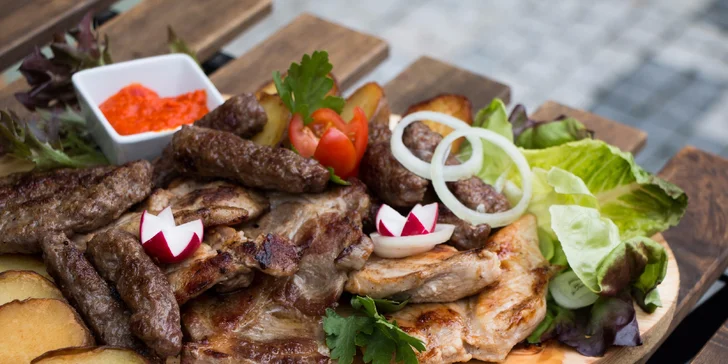 Balkánské menu pro 2: zelenina, pljeskavica, pečeně a jiné dobroty
