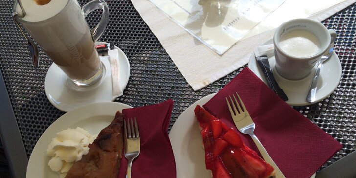 Dva domácí dezerty a dvě kávy ve francouzské kavárně na Malé Straně