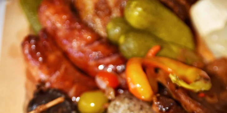 Švejkovo koryto plné řízečků, žebírek, jelítek a dalších dobrot až pro 30 lidí