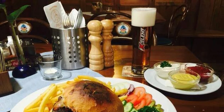 Parádní hostina v lázeňském centru: Švejkův burger a hranolky s pivkem