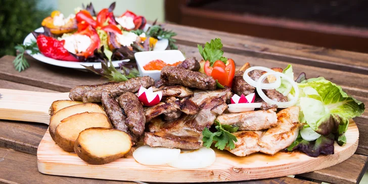 Balkánské menu pro 2: zelenina, pljeskavica, pečeně a jiné dobroty