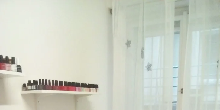 Modeláž nehtů pomocí gelu se zdobením