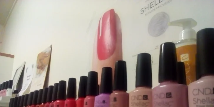 Hrajte všemi barvami: gel lak, Shellac, doplnění nebo nové gelové nehty