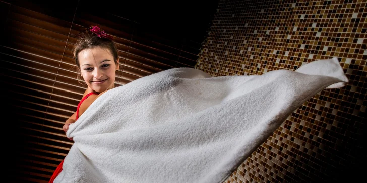 Exkluzivní relax pod rouškou tmy: Noční saunování s ceremoniály a grilováním