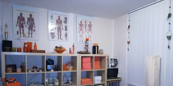 Tato metoda je známa jako velmi jemná, energeticko-manuální masáž zad v oblasti páteře.