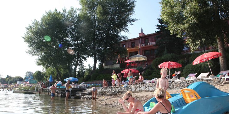 Letní dovolená u Slunečních jezer: Hotel s vlastní pláží, wellness a snídaněmi