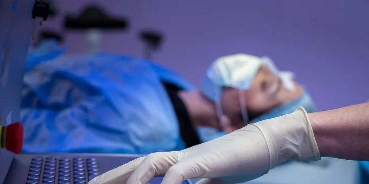 Důkladné předoperační vyšetření očí na špičkově vybavené klinice OFTUM Prague
