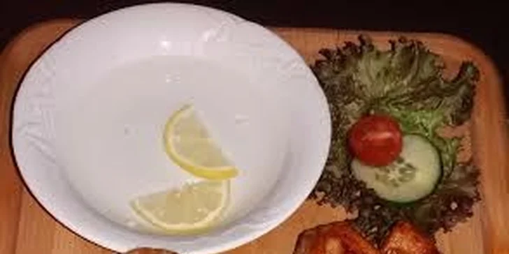 Prkénko kuřecích křídel s přílohou dle výběru