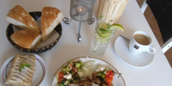 Kebab menu s talířem plným dobrot, mojitem i kávou a dezertem pro 2
