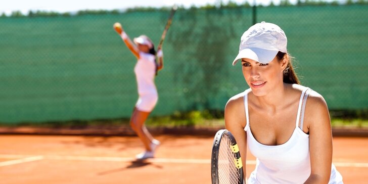 Léto s tenisem: pronájem venkovního kurtu nebo lekce tenisu s trenérem