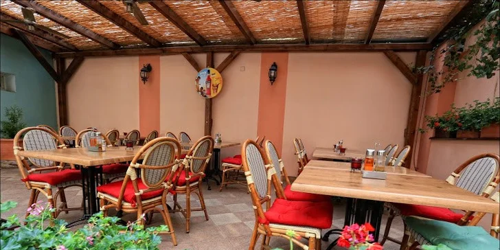Prkénko kuřecích křídel s přílohou dle výběru