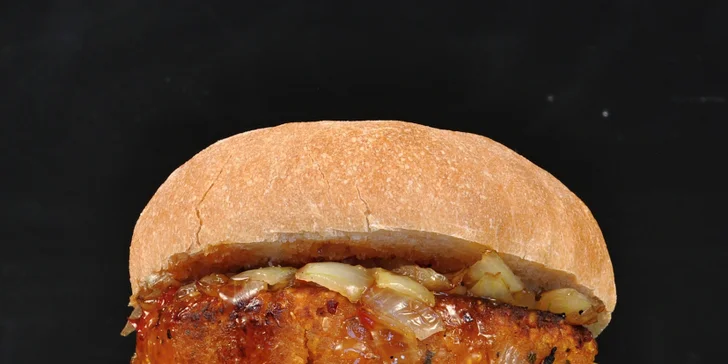 Stavte se pro veganskou baštu: Sweet chilli nebo Tempeh burger a hranolky