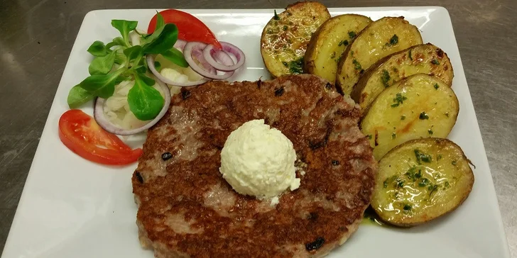 Dvě výtečné pljeskavice na kajmaku v balkánské restauraci