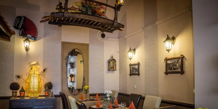 Dvě výtečné pljeskavice na kajmaku v balkánské restauraci