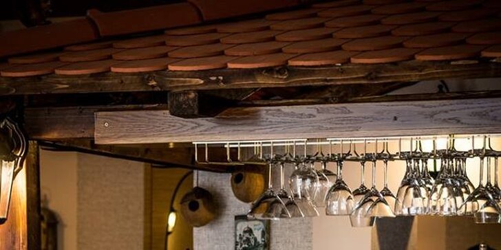 Dvě výtečné pljeskavice na kajmaku v balkánské restauraci