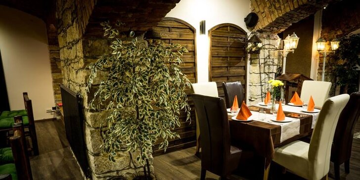 Dvě výtečné gurmánské pljeskavice v balkánské restauraci