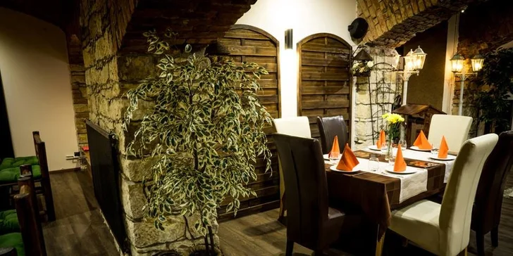 Dvě výtečné pljeskavice na kajmaku v balkánské restauraci