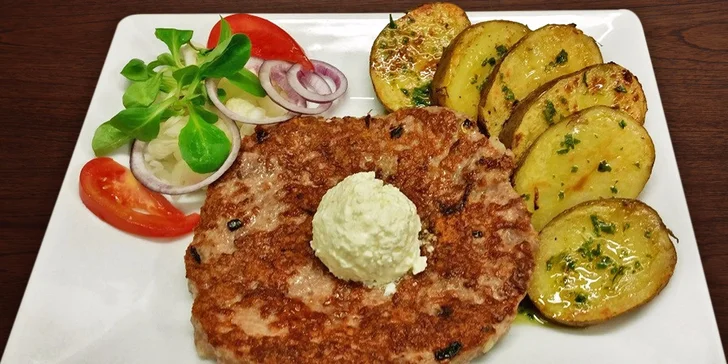 Dvě výtečné pljeskavice na kajmaku v balkánské restauraci