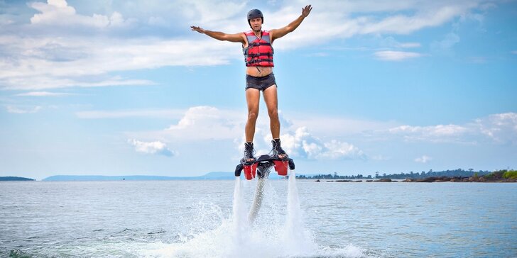 Akrobatem nad vodou na 15 nebo 30 minut - vyzkoušejte flyboarding
