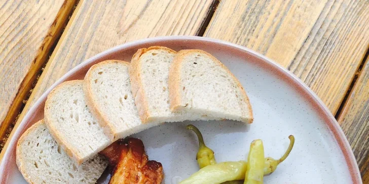 Dvě porce medových žeber s křenem i kozími rohy ve vyškovské restauraci