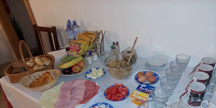 Pochutíte si okrem iného na salámach a syroch, nebudú chýbať ani vajíčka, jogurty, ovocie a zelenina.