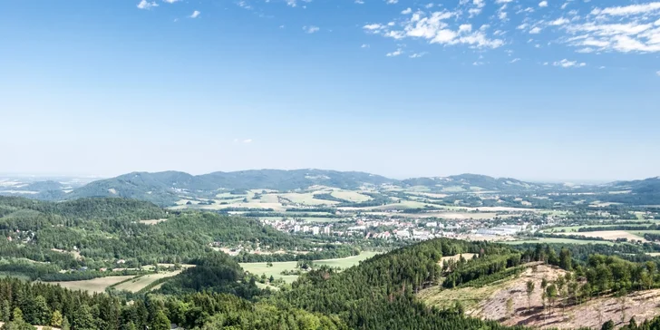 V Podbeskydské pahorkatině se to stezkami pro turisty jen hemží...