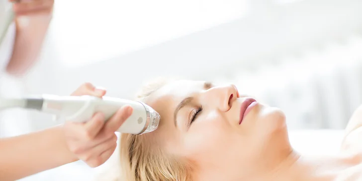 Vyzkoušejte třeba Hollywood peeling pro vyhlazení a rozzáření pleti. 